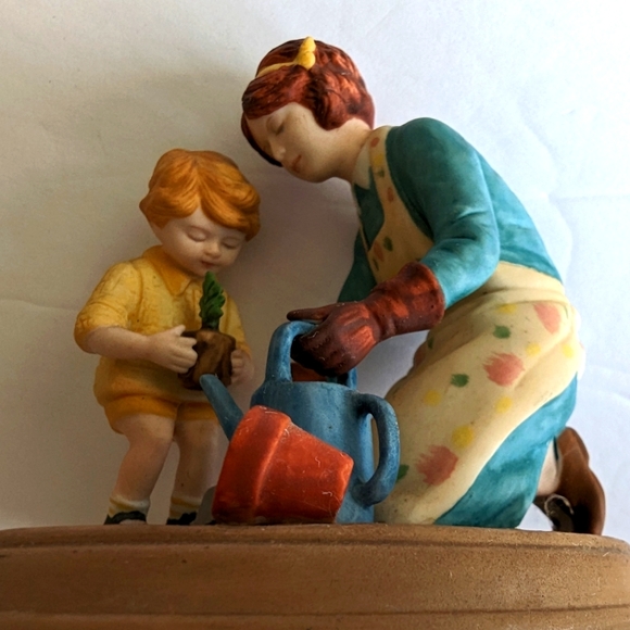 Jesse Willcox Smith Avon Collectable 1986 Holiday Figurine Series - Picture 3 of 5